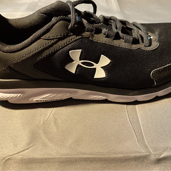 Mens Under Armor Shoes size 12 black and white charges assert deluxe foam shoes - Picture 1 of 3